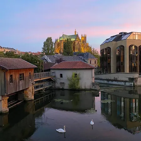 Une Vue Les Pieds Dans L'Eau Metz Exterior photo